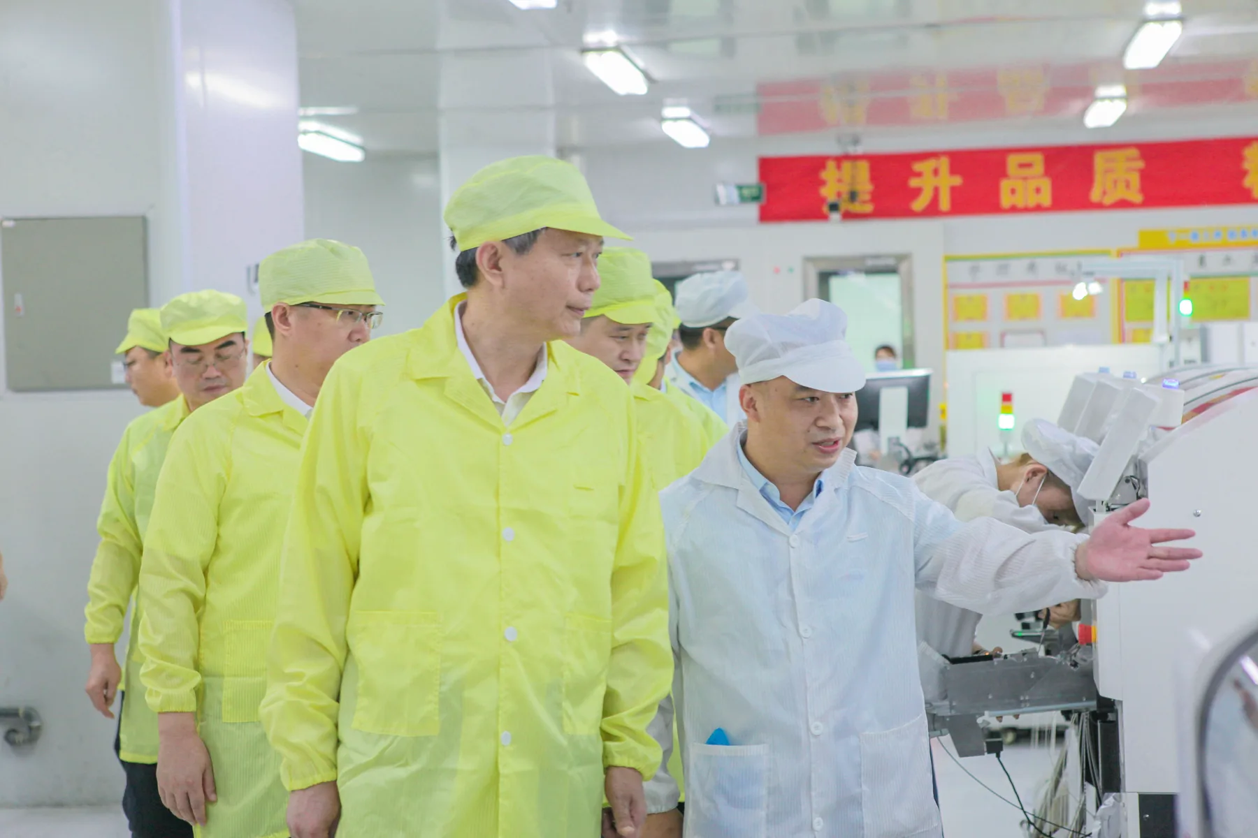 广西壮族自治区政府副主席一行在六禾电子车间调研