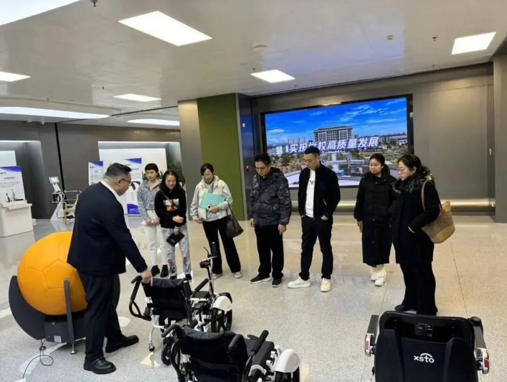 北海市中等职业技术学校党员教师走进六禾电子生产一线调研